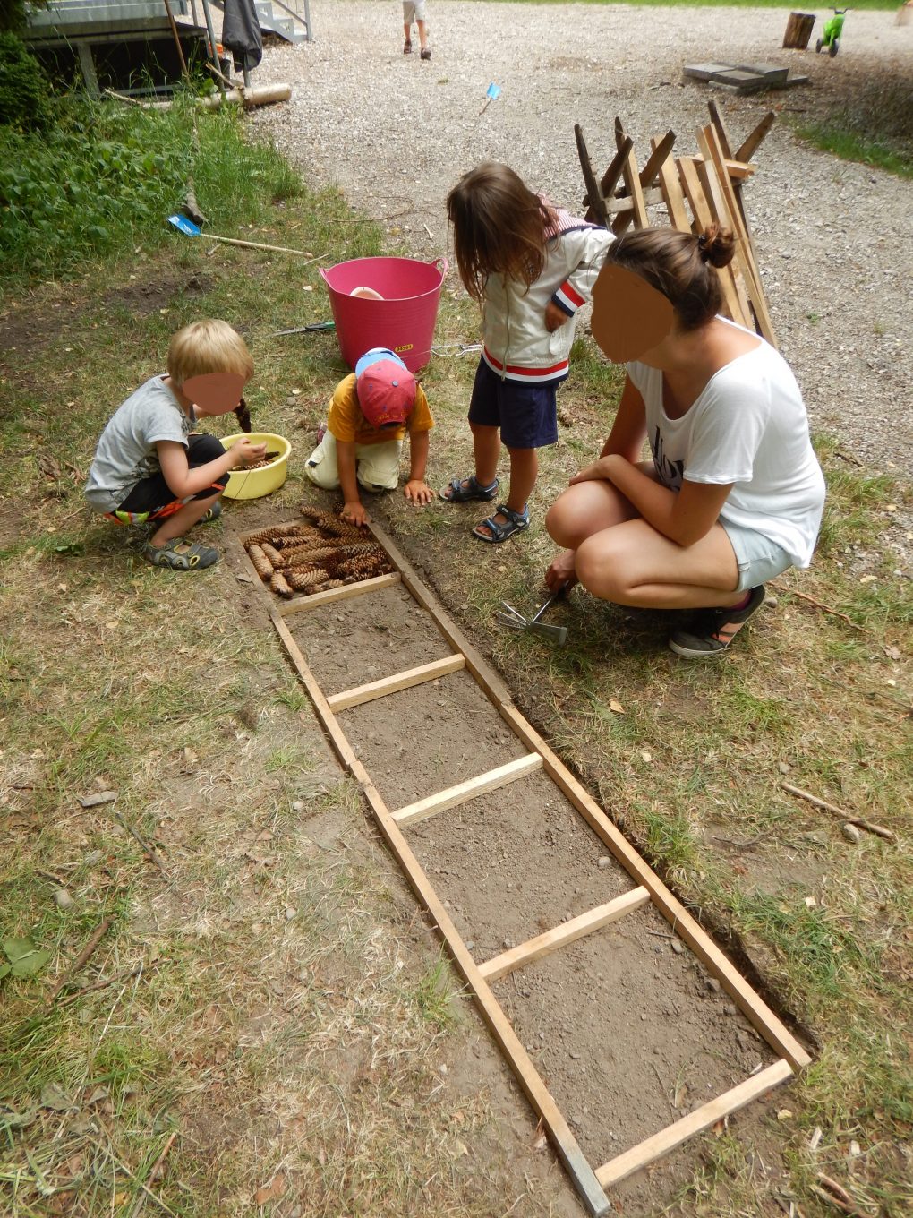  Barfußpfad im Waldkindergarten – Waldkindergarten Ismaning Motiv 